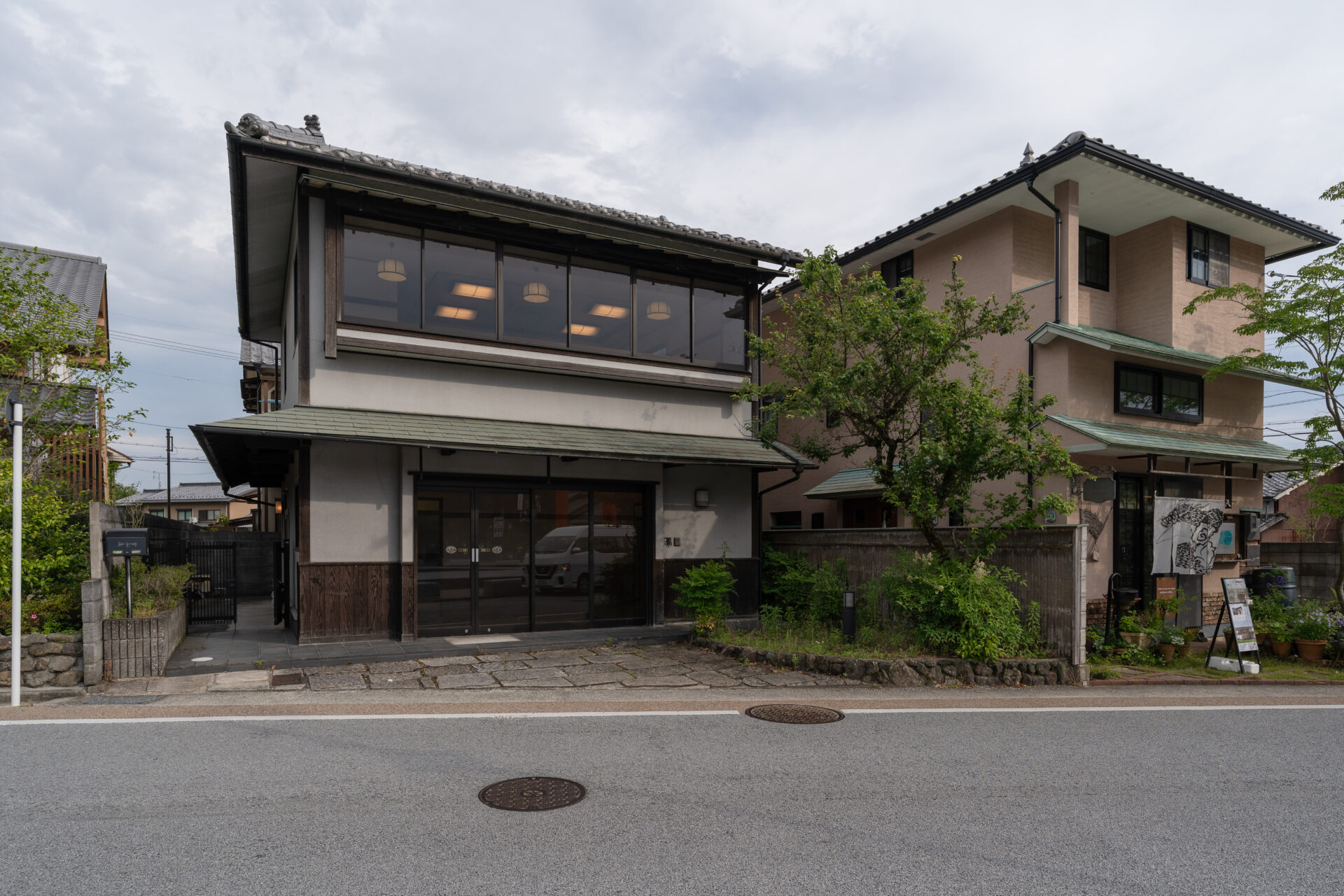 上贺茂神社正面・正对两大鸟居的店铺／艺廊／咖啡馆用建筑